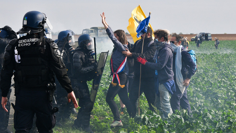 Manifestantes franceses entram em confronto com a polícia por causa das instalações de água — RT World News