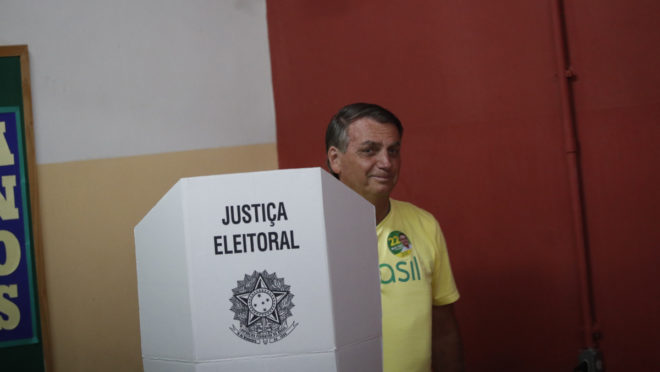 Bolsonaro, campanha e filhos não se manifestam após fim da apuração