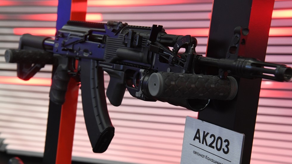 A Índia pode começar a fazer AK-203s este ano – oficial russo – RT World News