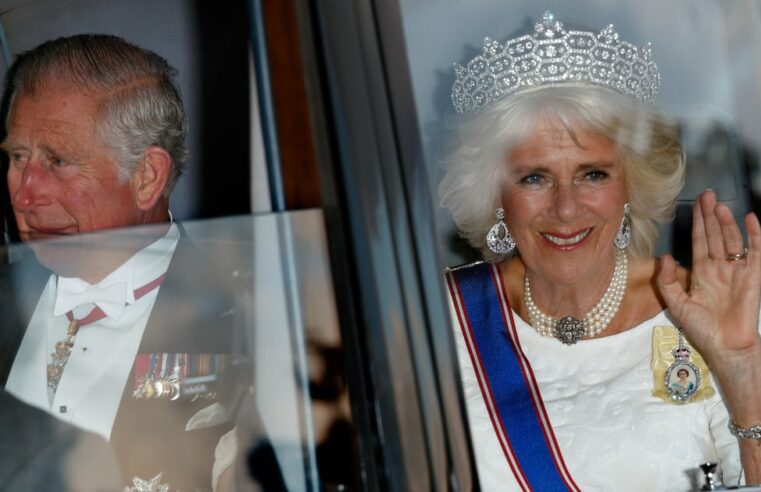 A controvérsia da coroa real de diamante Koh-i-Nûr da rainha Camilla