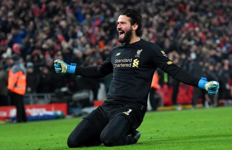 Alisson coloca Haaland no bolso e dá assistência mágica para gol do Liverpool