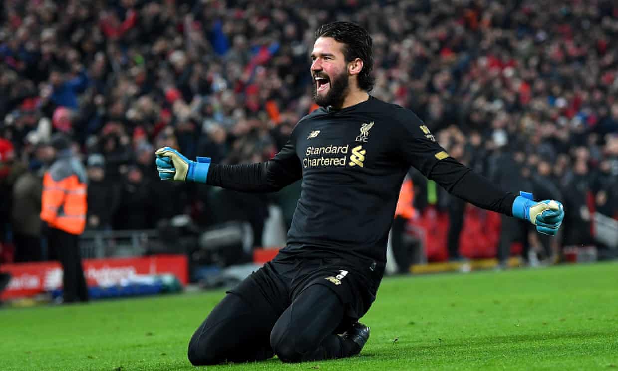 Alisson coloca Haaland no bolso e dá assistência mágica para gol do Liverpool