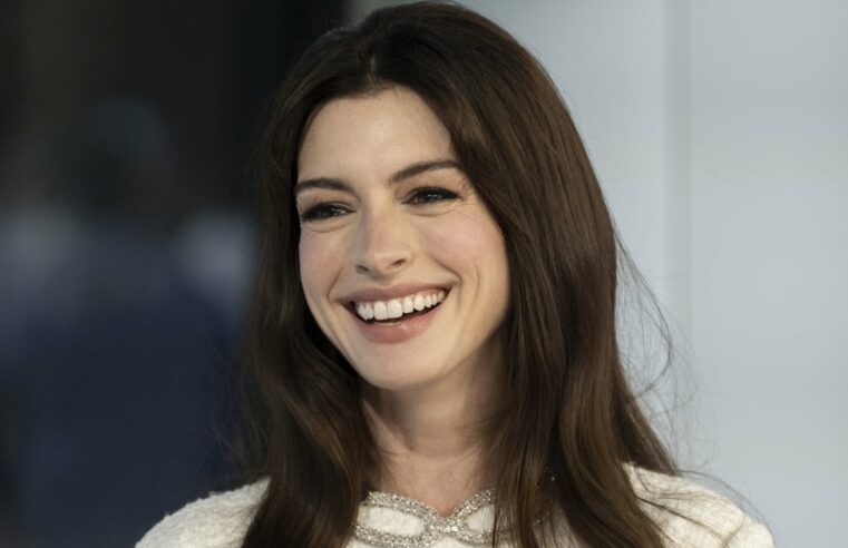Anne Hathaway dá vibes sem noção em blazer rosa Versace