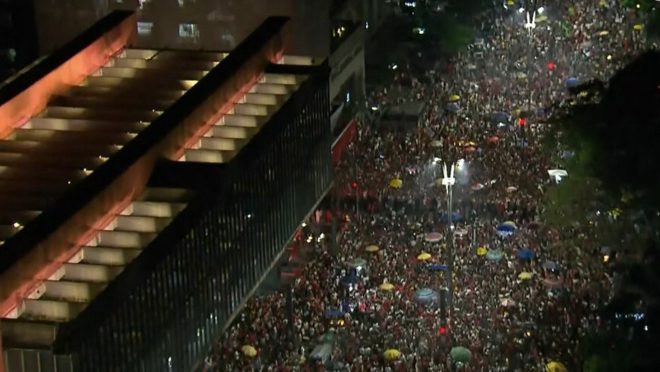 Apoiadores de Lula se reúnem na Avenida Paulista para comemorar eleição