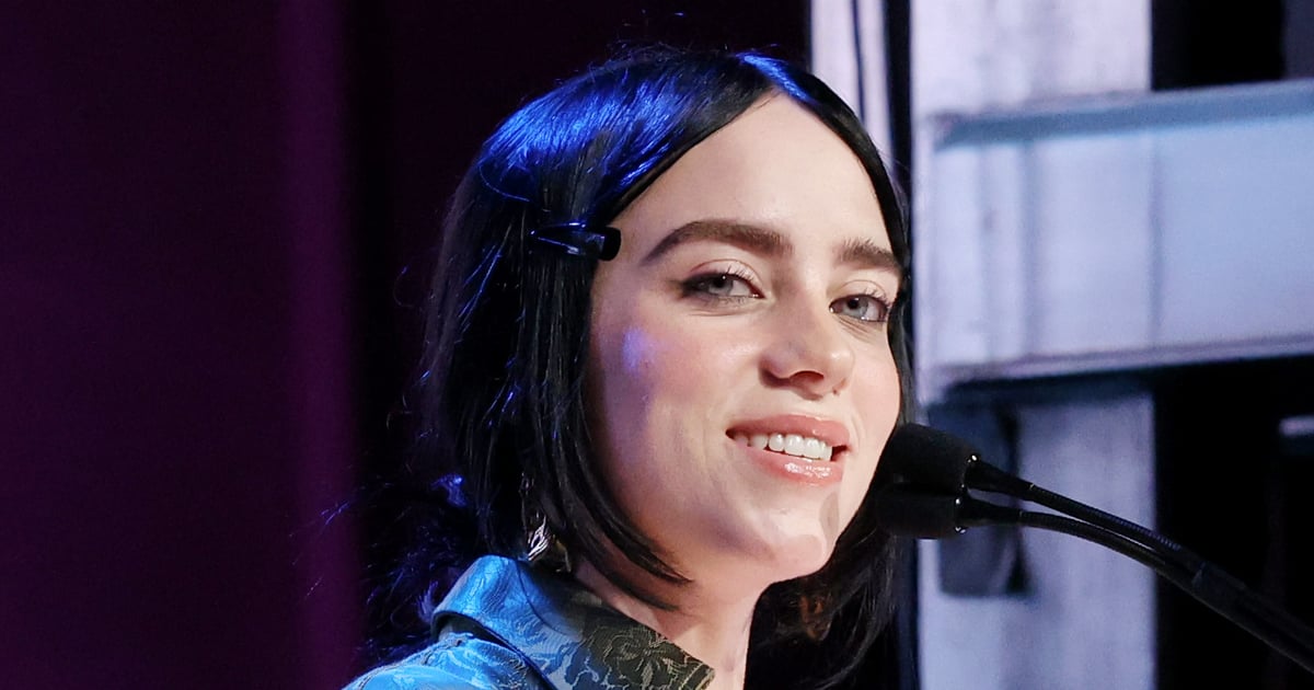 Billie Eilish tira o grunge dos anos 90 em camisetas com slogan gráfico