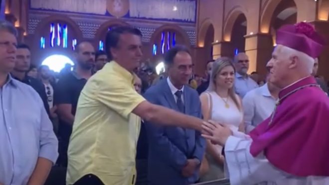 Bolsonaro cumpre agenda de campanha e participa de missa em Aparecida