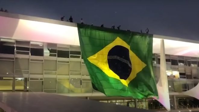 Bolsonaro manda estender bandeira do Brasil gigante na fachada do Planalto