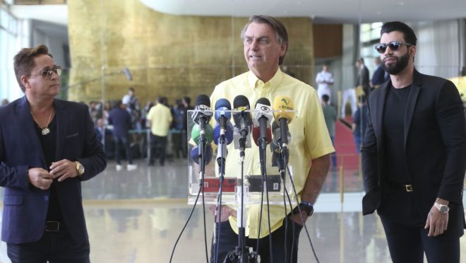 Bolsonaro recebe apoio de cantores sertanejos no Palácio da Alvorada