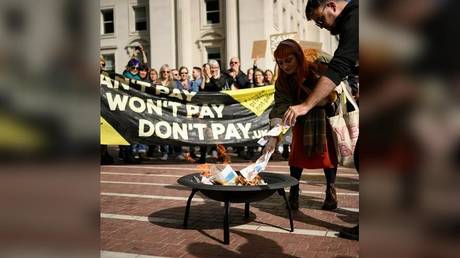 Britânicos queimam contas de energia para protestar contra o aumento dos preços (VÍDEOS)