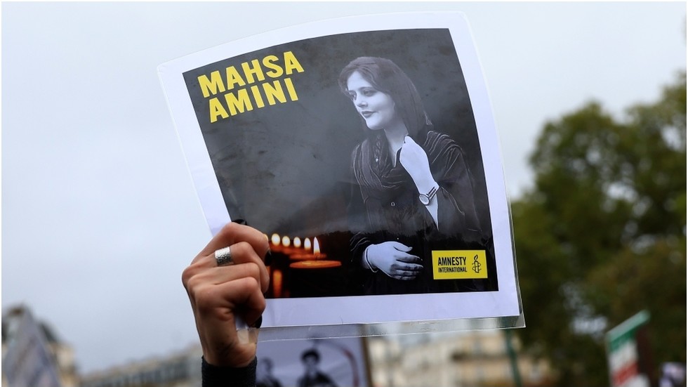 Causa da morte de Mahsa Amini revelada por legista iraniana — RT World News