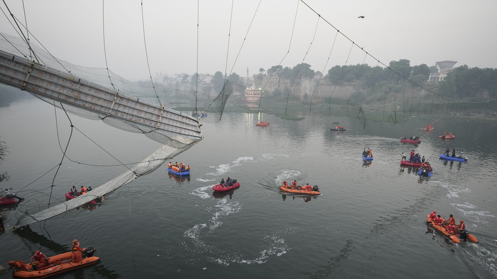 Colapso de ponte mata mais de 130 na Índia — RT World News