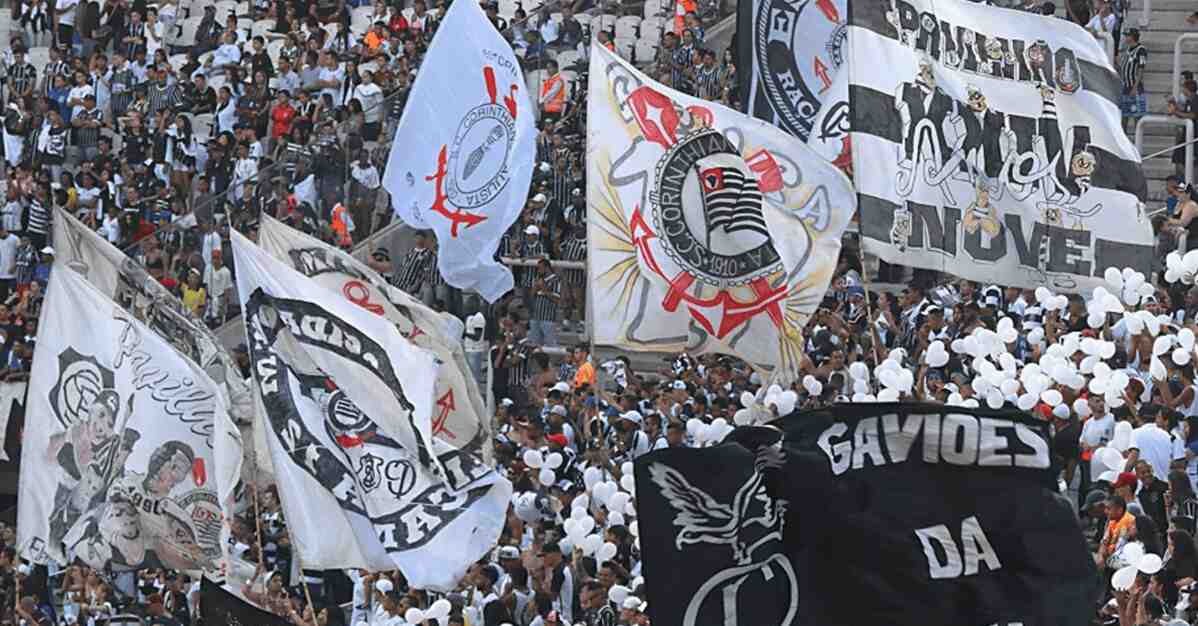 Com derrota de rival, Corinthians sobe posição no Brasileirão