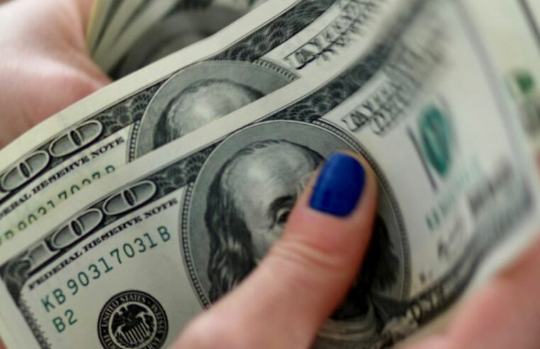 Dólar cai para R$ 5,35 após governo negar revisão de reformas