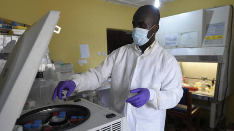 EUA impõem exames de ebola em aeroportos