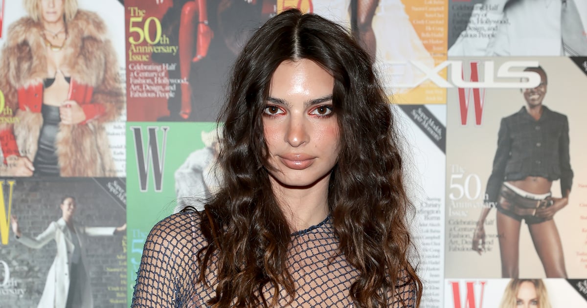 Emily Ratajkowski usa vestido transparente de paetês Tory Burch em Nova York