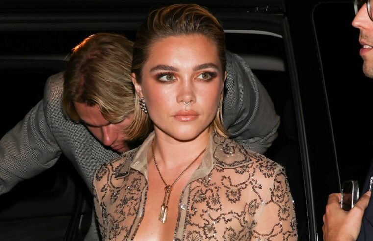 Florence Pugh usa top cropped na semana de moda de Paris