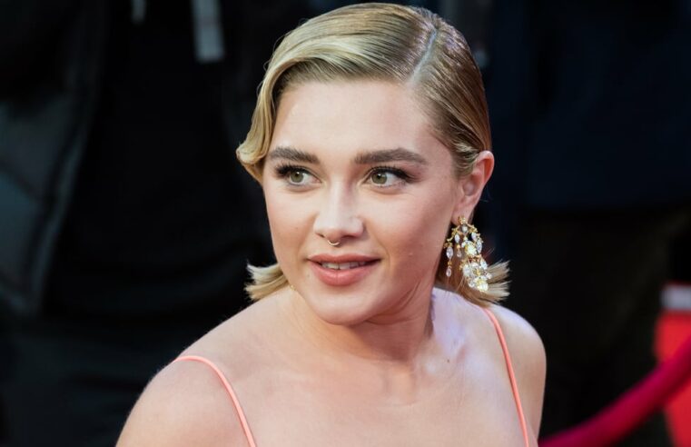 Florence Pugh usa um top cropped branco Erdem e saia