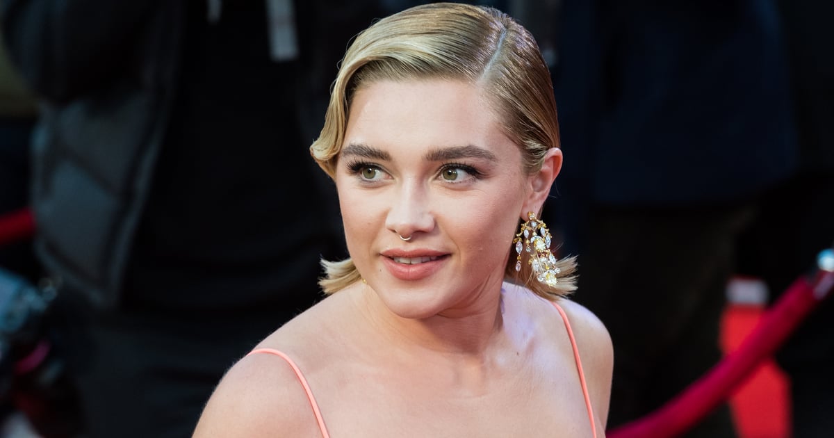 Florence Pugh usa um top cropped branco Erdem e saia