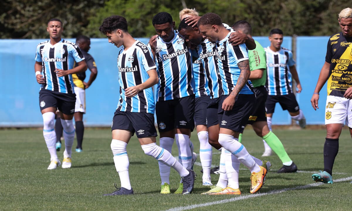 Grêmio goleia pela Copa FGF com destaque de colombiano usado por Roger Machado