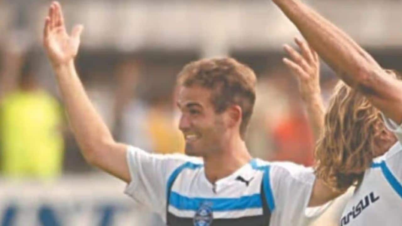 Há 17 anos, centroavante uruguaio deixava Grêmio vivo na Série B