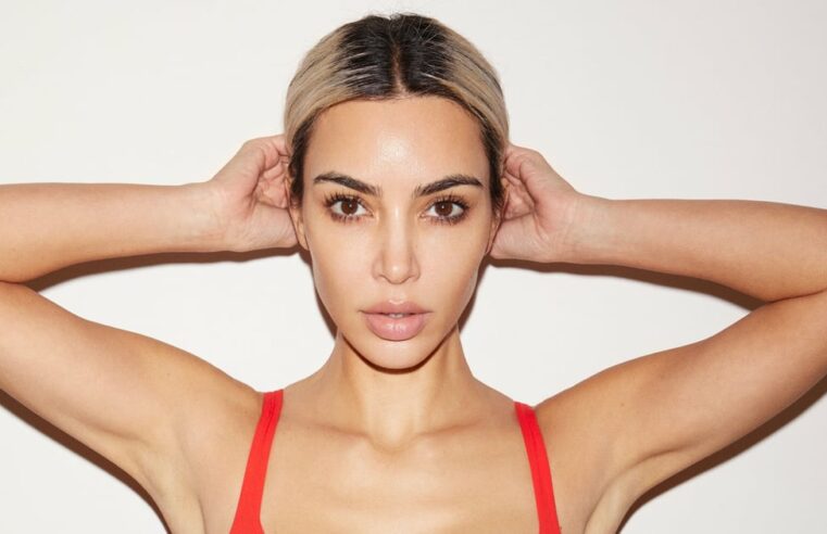 Kim Kardashian usa body de tanga vermelho Skims e conjunto rosa