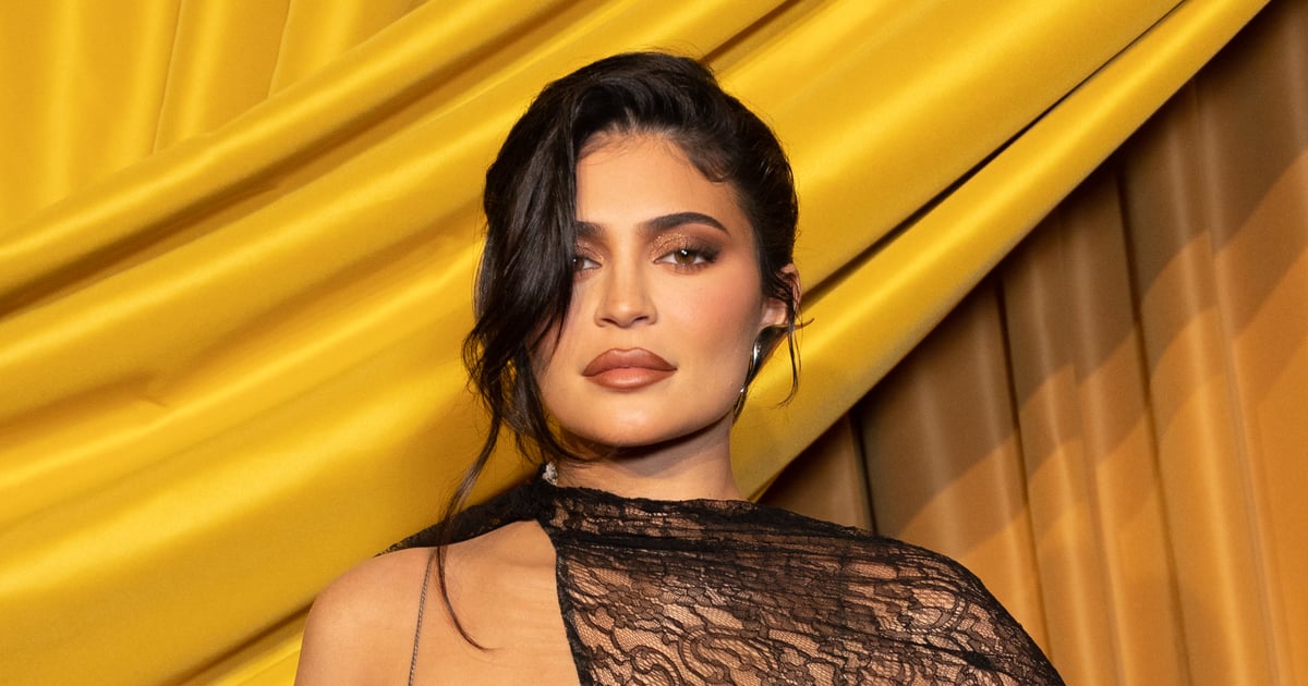 Kylie Jenner fica à beira da piscina vestindo chique tanga preta