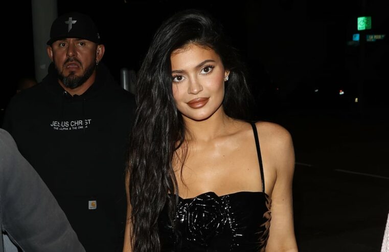 Kylie Jenner usa body espartilho preto no Instagram