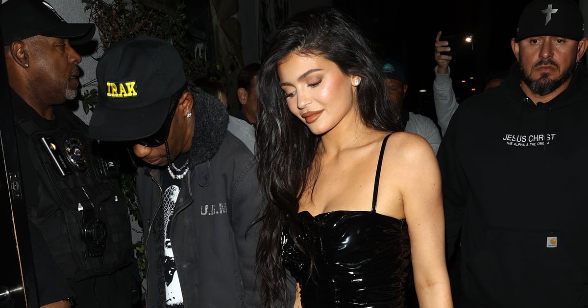 Kylie Jenner usa roupa preta de couro envernizado Blumarine