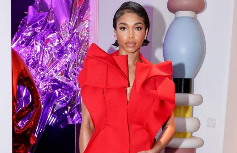 Lori Harvey usa vestido vermelho Sukeina em Paris