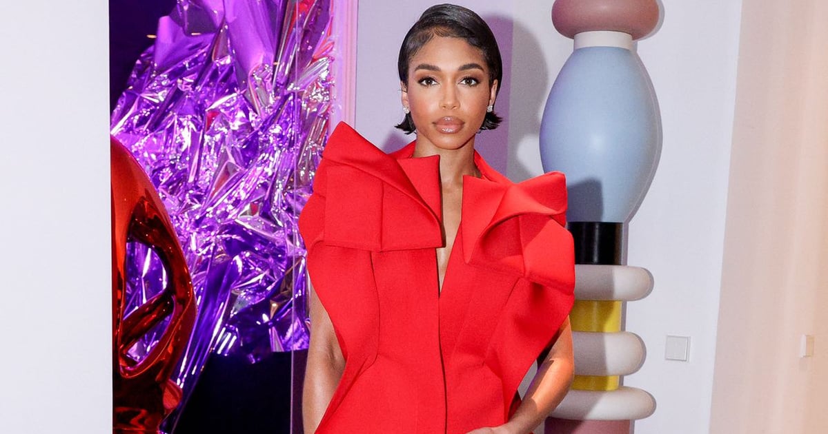 Lori Harvey usa vestido vermelho Sukeina em Paris