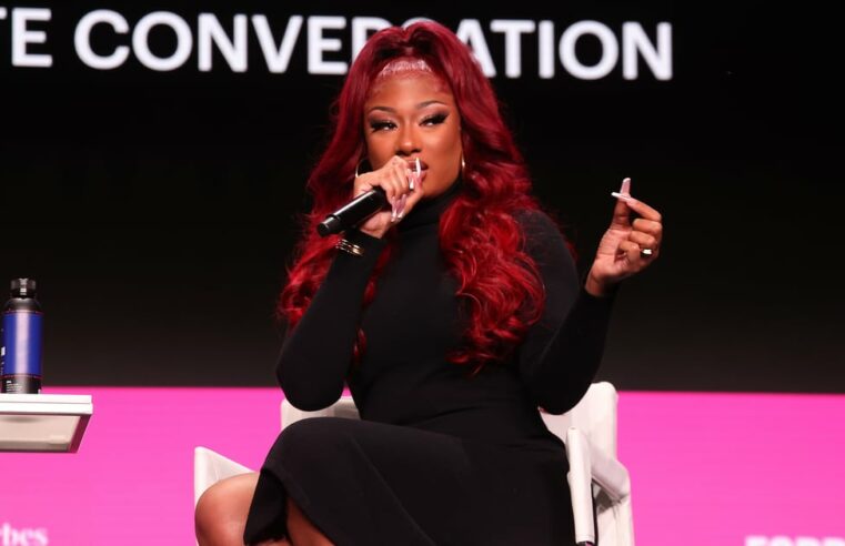 Megan Thee Stallion está pronta para o outono em vestido de gola alta