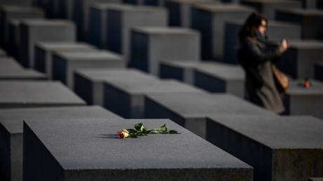 Parlamentar alemão ‘dançou’ em monumento ao Holocausto – embaixador