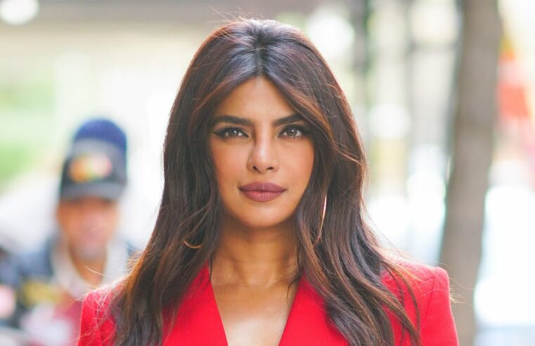 Priyanka Chopra usa vestido vermelho no casamento de amiga