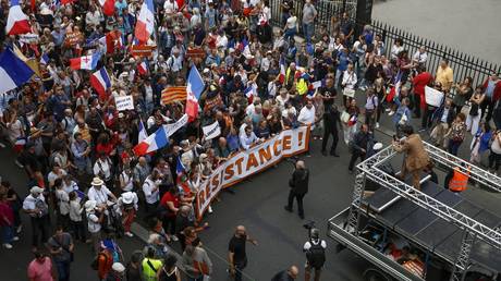 Protestos em massa contra a OTAN e a UE atingem as ruas de Paris (VÍDEOS)