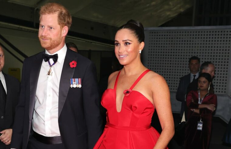 Roupa vermelha de Meghan Markle em fotos com o príncipe Harry