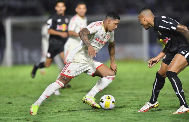 Saiu xingado do Cruzeiro e agora não consegue ter sucesso em nenhum time do Brasil