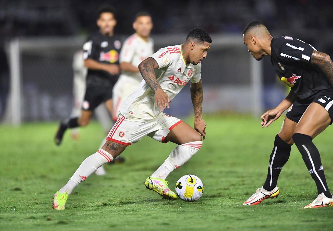 Saiu xingado do Cruzeiro e agora não consegue ter sucesso em nenhum time do Brasil