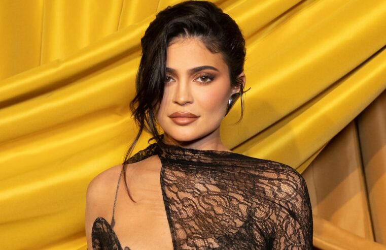 Vestido Mugler de renda preta transparente de Kylie Jenner na semana de moda