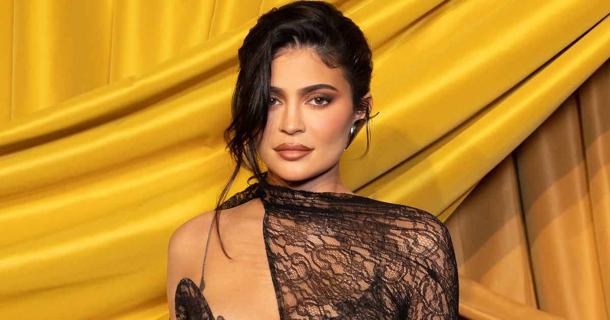 Vestido Mugler de renda preta transparente de Kylie Jenner na semana de moda