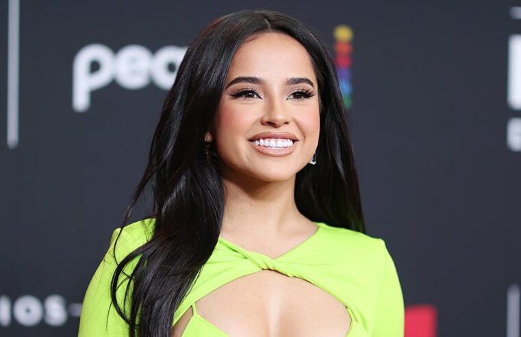 Vestido Neon de Becky G no Billboard Latin Music Awards