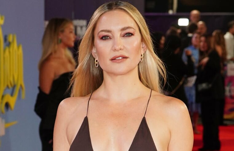 Vestido de Kate Hudson na Glass Onion Premiere em Londres