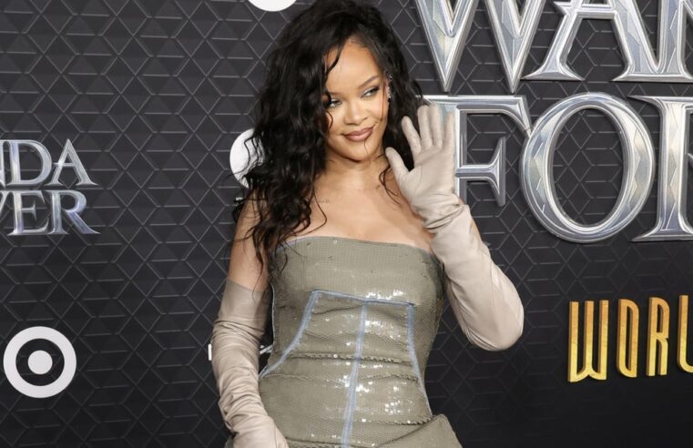 Vestido de lantejoulas Rick Owens de Rihanna na estreia de Pantera Negra