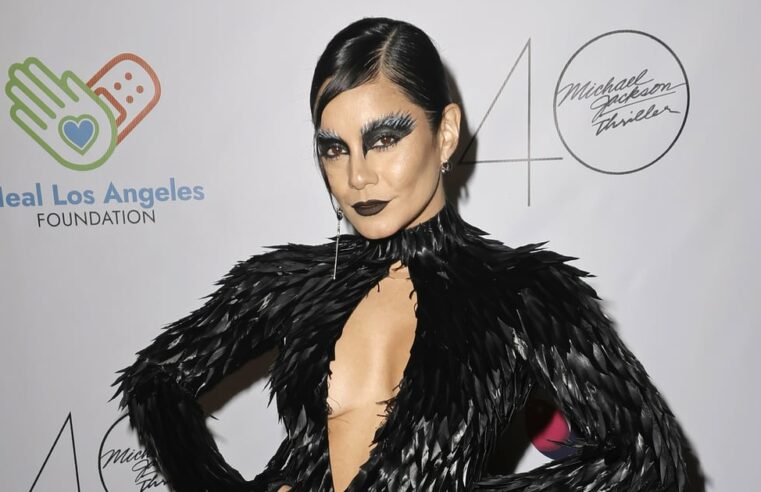 Vestido de recorte de penas de Vanessa Hudgens para o Halloween