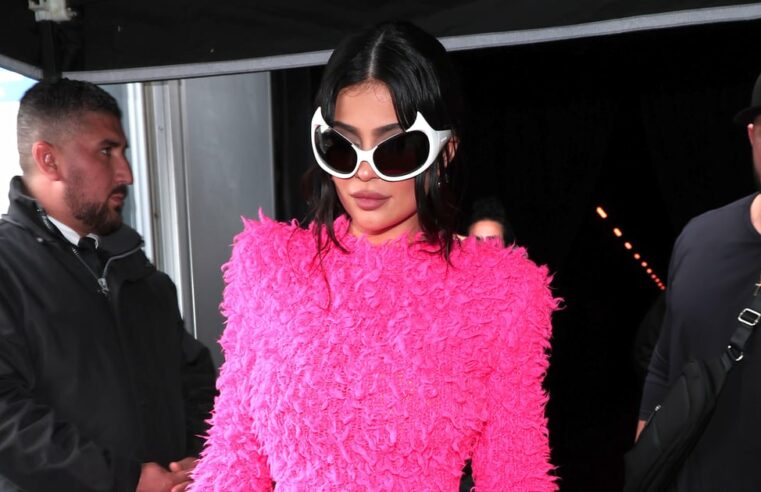 Vestido rosa Balenciaga de Kylie Jenner na Paris Fashion Week