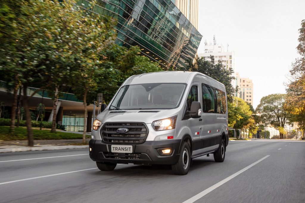 A Ford Transit 2023 chegará repleta de novidades, a começar pela versão com transmissão automática