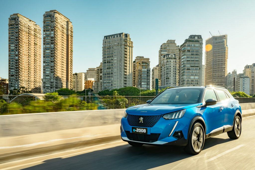 A Pegeot acaba de ampliar sua chegada de carros elétricos no Brasil com e-208