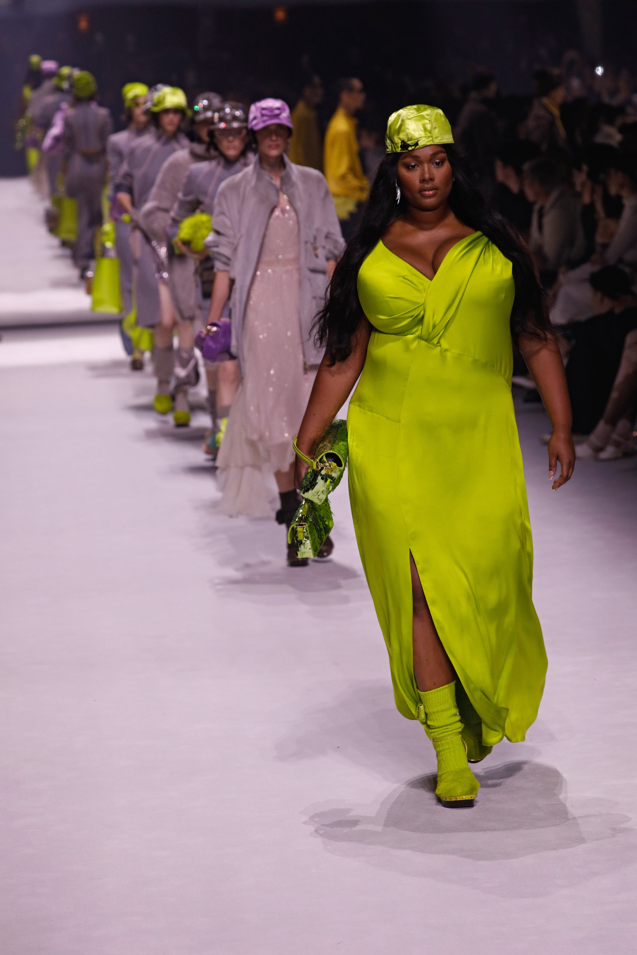 NOVA YORK, NOVA YORK - 09 DE SETEMBRO: Modelos caminham no final da passarela na Fendi Spring Summer 2023 durante setembro de 2022 New York Fashion Week: The Shows at Hammerstein Ballroom em 09 de setembro de 2022 na cidade de Nova York.  (Foto por Randy Brooke/WireImage)