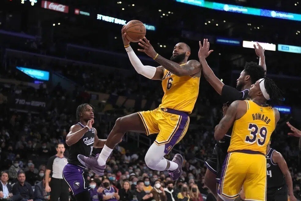 Estrela dos Lakers, LeBron James, marcando bandeja em duelo contra o Kings pela NBA