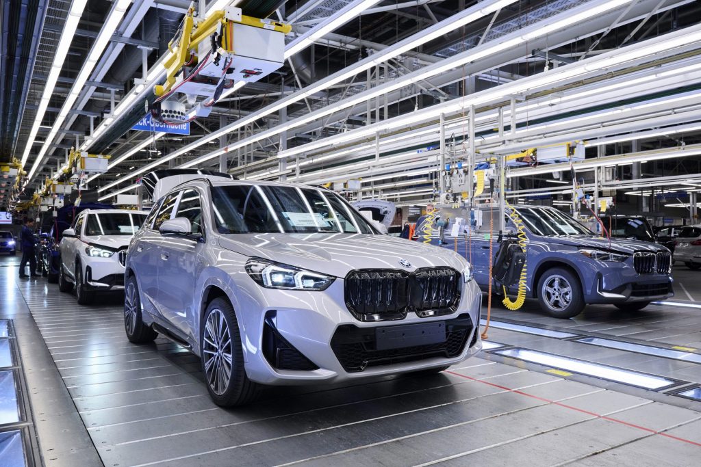 O BMW iX1 teve produção iniciada no mercado europeu.  O carro tem até 440 km de autonomia e potência de 313 cv