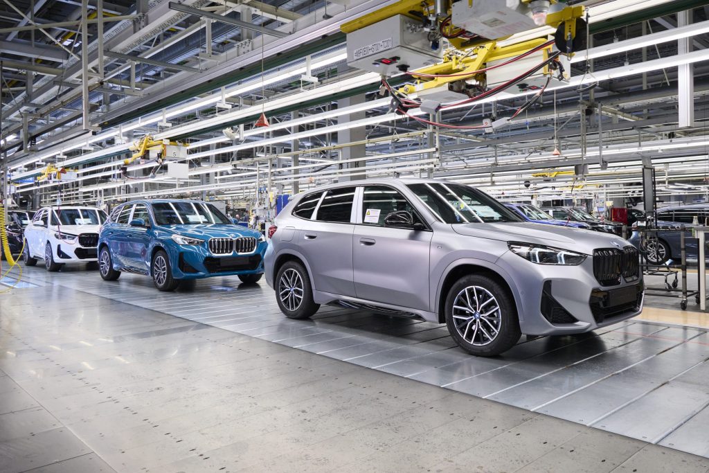 O BMW iX1 teve produção iniciada no mercado europeu.  O carro tem até 440 km de autonomia e potência de 313 cv